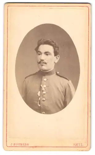 Fotografie J. Bourens, Metz, Rue Serpenoise 27 & 29, Unifomierter Soldat im Portrait