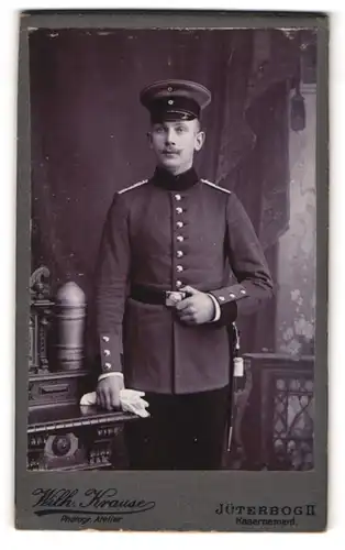 Fotografie Wilh. Krause, Jüterbog, Junger uniformierter Soldat mit Bajonett und Portepee