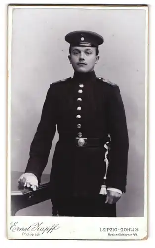 Fotografie Ernst Zapff, Leipzig-Gohlis, Breitenfelderstrasse 99, Soldat in Uniform mit Bajonett und Portepee, IR 106