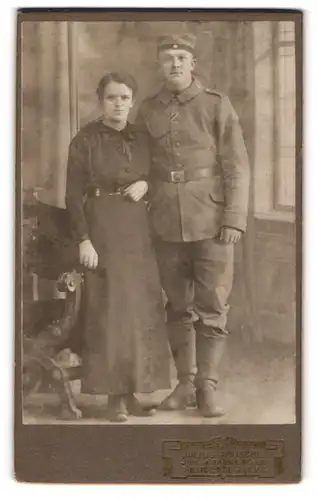 Fotografie Julius Grusche, Neugersdorf i. S., Junger Soldat in Uniform mit Orden, Schützenschnur und Gattin