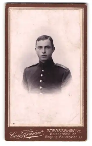 Fotografie Carl Krämer, Strassburg i.Els., Spiesgasse 23, Junger uniformierter Soldat, IR 143