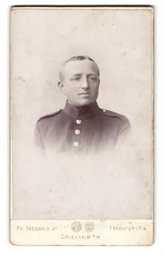 Fotografie Ph. Theobald Jr., Frankfurt a. M., Scharnhorststrasse 50, Portrait eines uniformierten Soldat