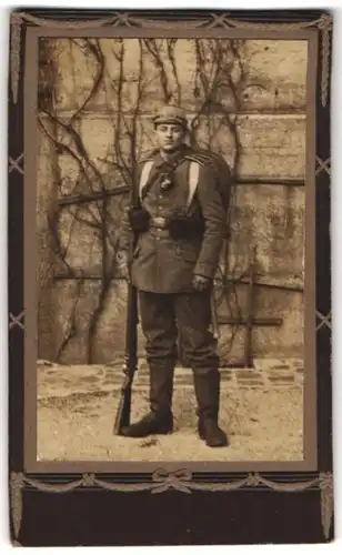 Fotografie Leopold Sonder, München, Schellingstrasse 94, Junger Soldat in Felgrau, Munitonstaschen, Pickelhaube-Tarnbezug