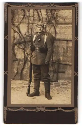 Fotografie Leopold Sonder, München, Schellingstrasse 94, Soldat in Uniform m. Munitionstaschen & Pickelhaube m. Tarnbezug