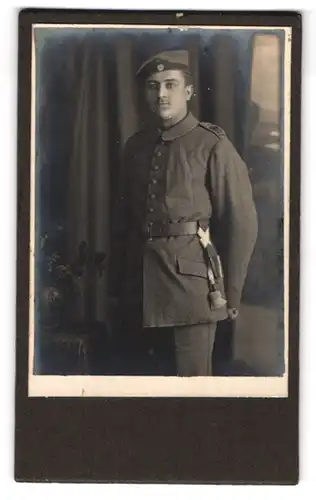 Fotografie unbekannter Fotograf und Ort, Junger Soldat in Uniform mit Portepee