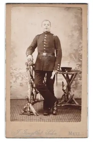 Fotografie J. Jungblut Sohn, Metz, Gartenstrasse 10, Soldat in Uniform mit Bajonett und Schirmmütze