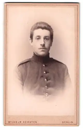 Fotografie Wilhelm Kersten, Berlin, Krausen-Strasse 40, Junger uniformierter Soldat im Portrait