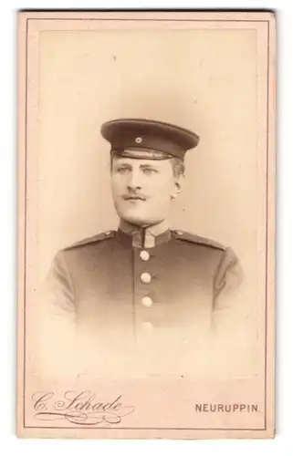 Fotografie C. Schade, Neuruppin, Am Paradeplatz, Uniformierter Uffz. mit Schirmmütze