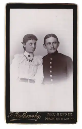 Fotografie R. Ratkowsky, Neuruppin, Präsidenten Strasse 58, Uniformierter Soldat nebst Gattin