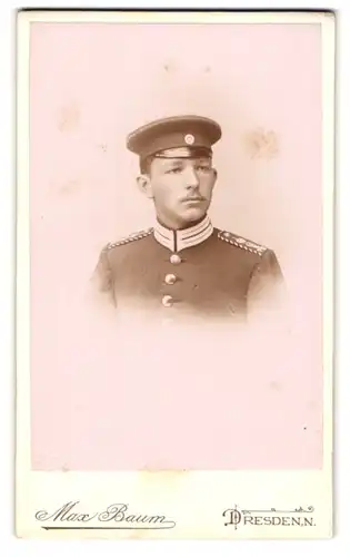 Fotografie Max Baum, Dresden-N., Königsbrückerstrasse 64, Einjährig-Freiwilliger Gardesoldat in Uniform