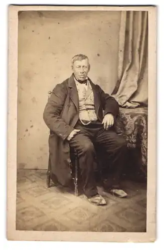 Fotografie unbekannter Fotograf und Ort, Portrait älterer Herr im Anzug mit Weste posiert sitzend im Atelier