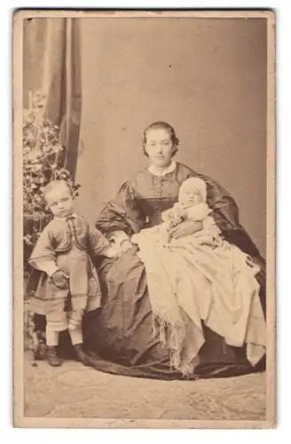 Fotografie Prof. Mayssl, Brünn, Portrait junge Mutter mit ihren beiden Kleinkindern im Atelier, Mutterglück