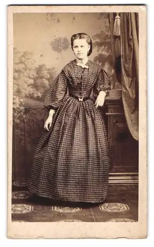 Fotografie H. Mathaus, München, junge Bayerin im karierten Kleid mit Schleife