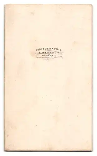 Fotografie H. Mathaus, München, junge Bayerin im karierten Kleid mit Schleife