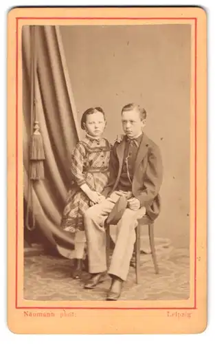 Fotografie Portrait Naumann, Leipzig, junger Knabe nebst seiner Schwester im Anzug und im gemusterten Kleid