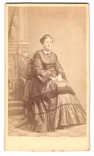 Fotografie unbekannter Fotograf und Ort, Portrait Dame posiert sitztend im dunklen Kleid mit Fransen