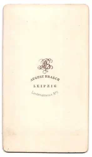 Fotografie August Brasch, Leipzig, junge sächsischer Knabe im Anzug mit kariertem Tuch