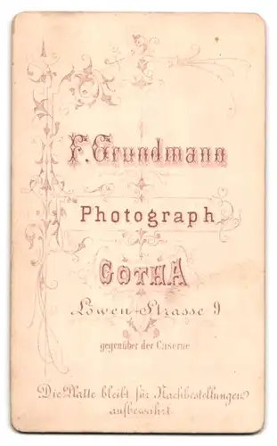 Fotografie F. Grundmann, Gotha, Herr im Anzug mit Fliege und Brille schaut in die Kamera