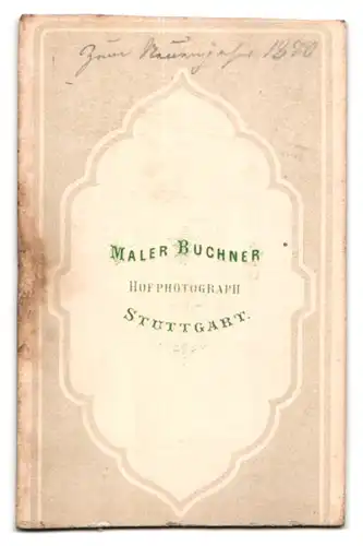 Fotografie Maler Buchner, Stuttgart, junges Paar im dunklen Kleid und Anzug mit Brosche und Fliege, 1870