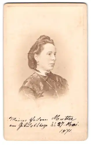 Fotografie W. Höffert, Leipzig, Seitenporträt junger Dame im Kleid mit Schleife, 1871