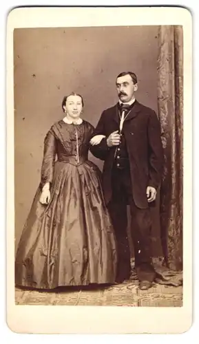 Fotografie Franz Neumayer, München, bayrisches Paar im seidenen Kleid und im dunklen Anzug mit Fliege