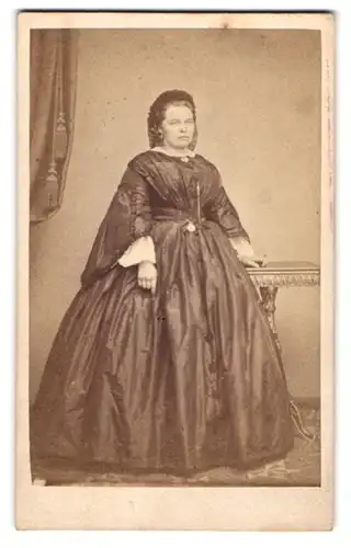 Fotografie W. Berger, Dresden, junge korpulente Frau im seidenen Reifrockkleid mit Haube