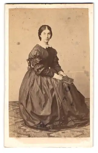 Fotografie Eberhardt, Stuttgrat, junge Dame im schwarzen Kleid mit Spitzenkragen