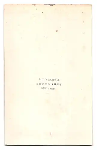 Fotografie Eberhardt, Stuttgrat, junge Dame im schwarzen Kleid mit Spitzenkragen