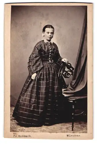 Fotografie Fr. Hohbach, München, junges Mädchen im dunklen karierten Kleid mit Ohrringen