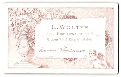 Fotografie L. Wolter, Finsterwalde, Graben-Str. 4, kleiner Engel zeigt auf Anschrift des Fotografen neben Bluzmenvase