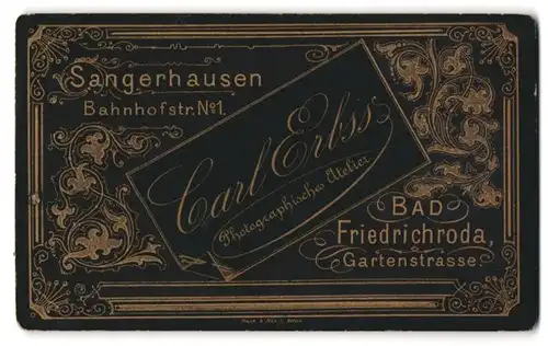 Fotografie Carl Erbss, Sangerhausen, Banhofstr. 1, Name und Anschrift des Fotografen in floraler Verzierung