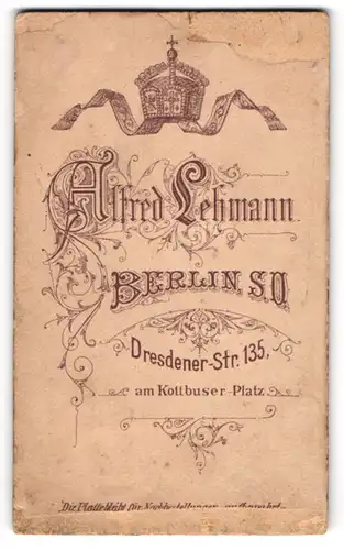 Fotografie Alfred Lehmann, Berlin, Dresdener Str. 135, Königliche Krone über der Anschrift des Fotografen
