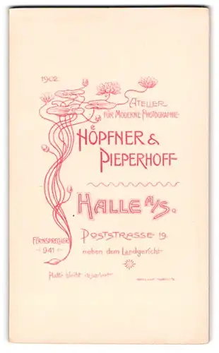 Fotografie Höpfner & Pieperhoff, Halle a. S., Wasserlilie umschlingt Anschrift des Fotografen