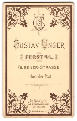 Fotografie Gustav Unger, Forst / Lausitz, Gubener-Str., Monogramm des Fotografen mit Verzierungen