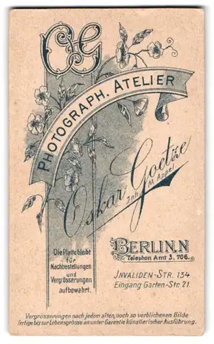 Fotografie Oskar Goetze, Berlin, Invalidenstr. 134, Monogramm des Fotografen über einer Banderole