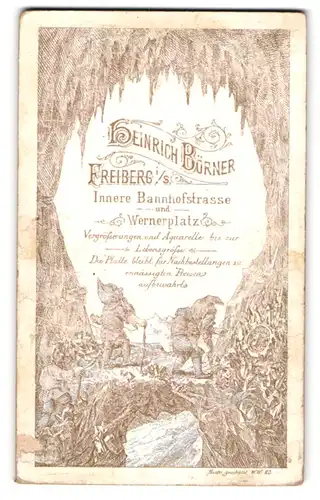 Fotografie Heinrich Börner, Freiberg i. Sa., Zwerge in einer Schatzhöhle mit Edelsteinen
