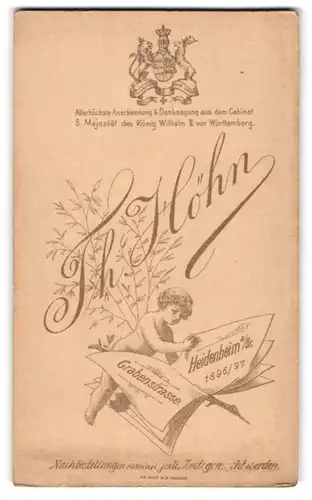 Fotografie Th. Höhn, Heidenheim a. Br., Kleinkind blättert im Buch mit Anschrift des Fotografen