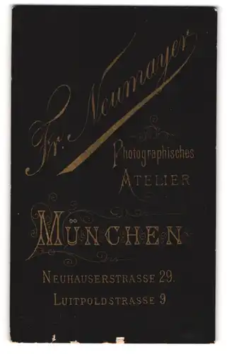 Fotografie Fr. Neumayer, München, Neuhauserstr. 29, Anschrift des Fotografen in goldener Schrift