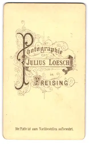 Fotografie Julius Loesch, Freising, Name des Fotografen in verschnörkelter Verzierung