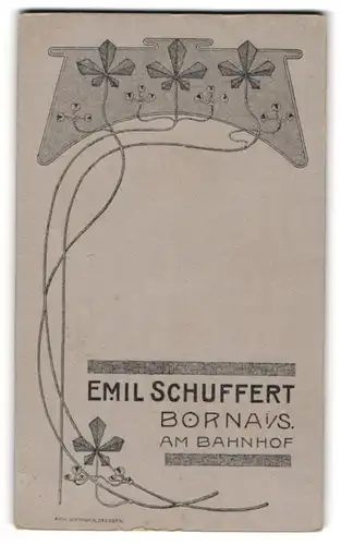 Fotografie Emil Schuffert, Borna i. Sa., Am Bahnhof, Fotografenanschift mit floraler Verzierung