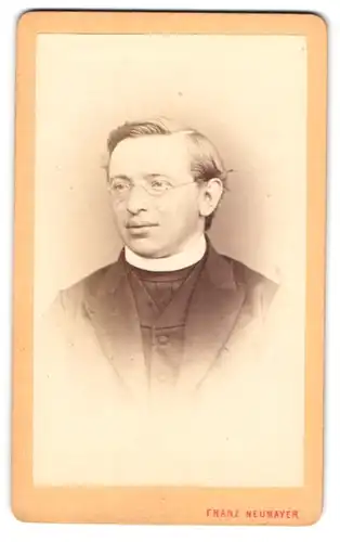Fotografie Franz Neumayer, München, junger bayrischer Pfarrer mit Brille und Talar