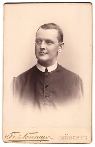 Fotografie Fr. Neumayer, München, bayrischer Pfarrer im Talar mit Brille und Collar