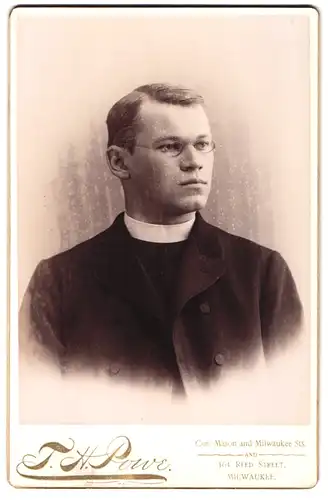 Fotografie T. H. Powe, Milwaukee / Wis., amerikanischer Pastor im Anzug mit Collar