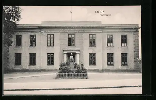 AK Eutin, Gymnasium mit Denkmal