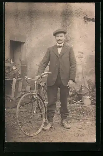 AK Herr im Anzug mit Fahrrad