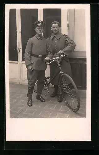 Foto-AK Zwei uniformierte mit einem Fahrrad