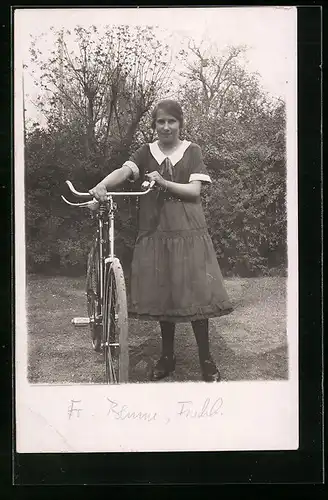 Foto-AK Junge Frau im Kleid mit Fahrrad