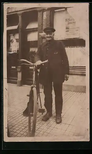 Foto-AK Betagter Herr mit Fahrrad