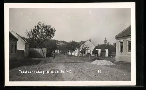 AK Trautmannsdorf a. d. Leitha, Ortsansicht mit Anwohner