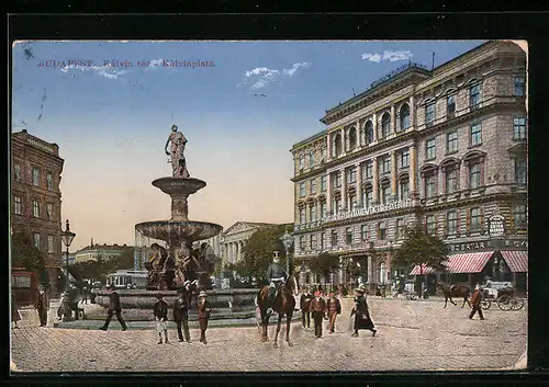 AK Budapest, Partie am Kálvinplatz mit Brunnen, Reiter in Uniform